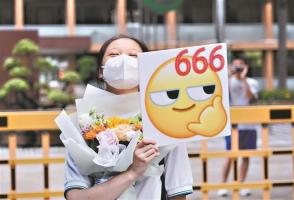 高考结束女生称要把头发染成绿色